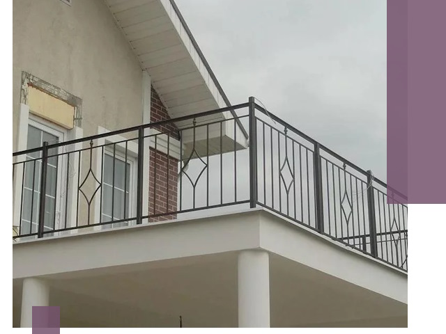 Изготовление балконных ограждений в Дальнереченске из металла и стекла